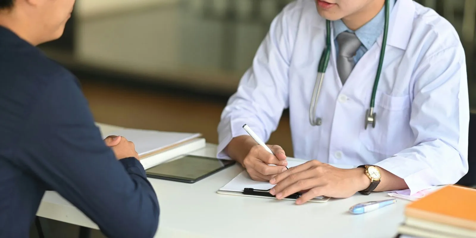 Vårdpersonal i samarbete kring patient.